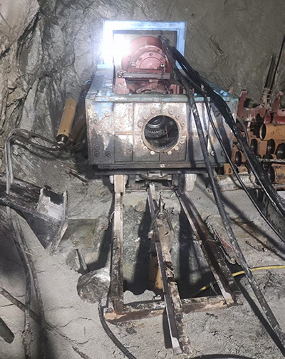 直徑1.5米 深度89米溜渣井貫通 直徑1.5米 深度89米溜渣井貫通